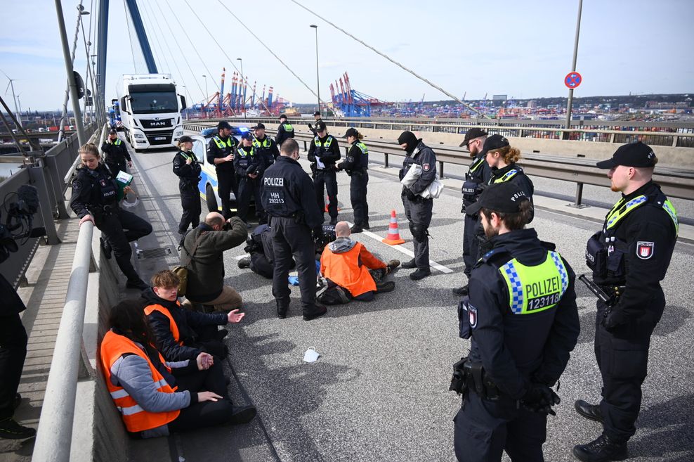 Ein fast schon gewohntes Bild: Klimaaktivisten der „Letzten Generation“ haben sich auf einer Fahrbahn festgeklebt – hier ist es die Köhlbrandbrücke.