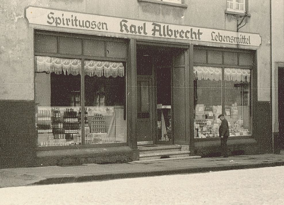 Die erste Verkaufsstelle der Aldi-Gründerfamilie Albrecht, fotografiert im Jahr 1930.