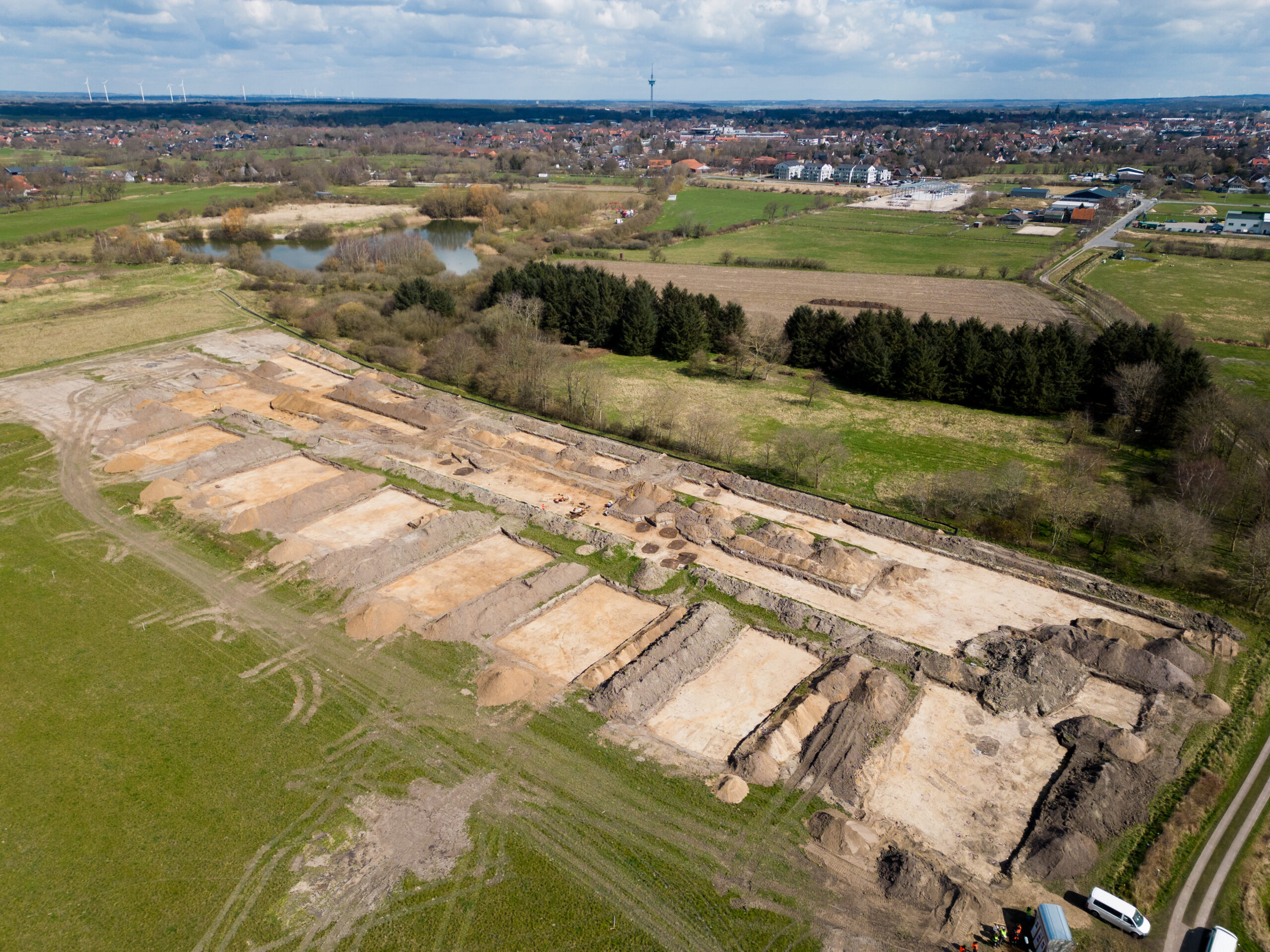 Auf dem Gelände der geplanten Batteriefabrik in Dithmarschen graben derzeit Archäologen.
