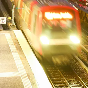 Während sich viele Arbeitnehmer in Hamburg mit dem neuen Deutschlandticket auf eine extragünstige Fahrkarte freuen können, geht eine große Gruppe leer aus – und bekommt keine Zuschüsse.
