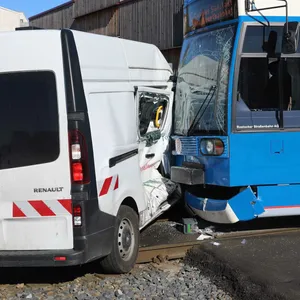 Transporter kollidiert mit Straßenbahn – ein Verletzter in Rostock