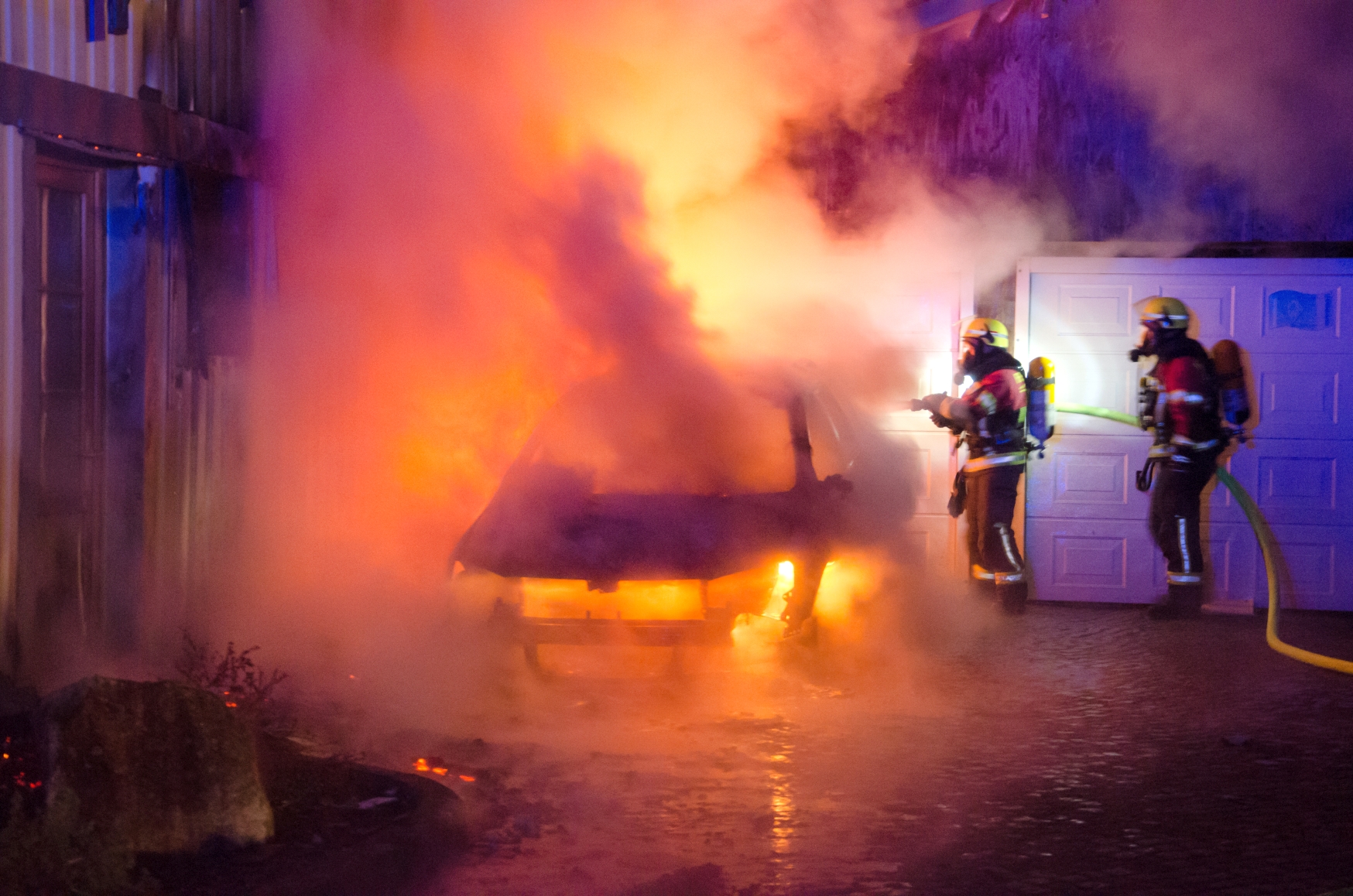 60 Feuerwehrleute kämpften in der Nacht zum Freitag gegen die Flammen einer brennenden Lagerhalle in Rendsburg.