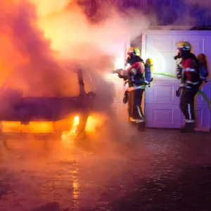60 Feuerwehrleute kämpften in der Nacht zum Freitag gegen die Flammen einer brennenden Lagerhalle in Rendsburg.