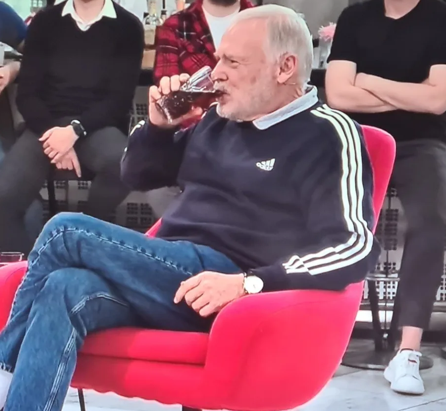 Hermann Gerland trinkt Whiskey-Cola in der Talkrunde „Doppelpass“ bei Sport1