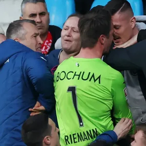 Manuel Riemann zofft mit einem Fan