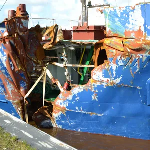 Mit einem etwa fünf mal drei Meter großen Loch kam der Frachter im Hafen von Emden an.