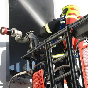 Die Feuerwehr arbeitet am Einsatzort in Bad Oldesloe.