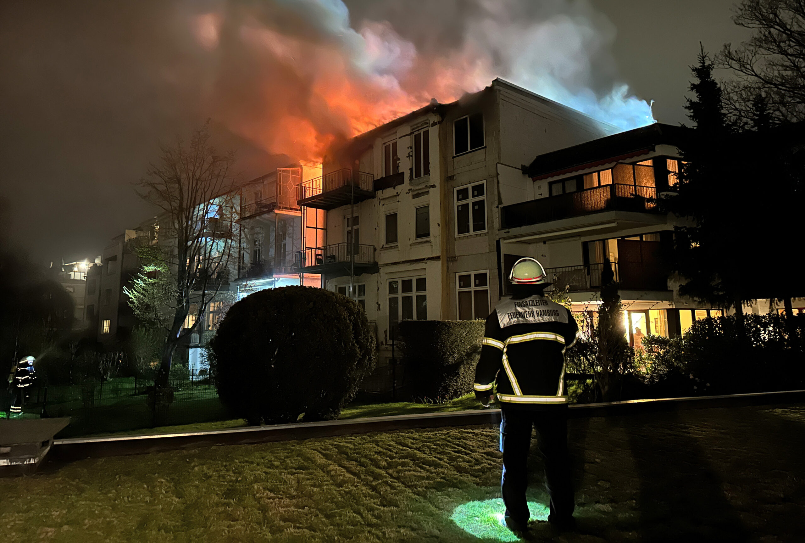 Großeinsatz in Winterhude: Eine Stadtvilla in der Klärchenstraße brennt.