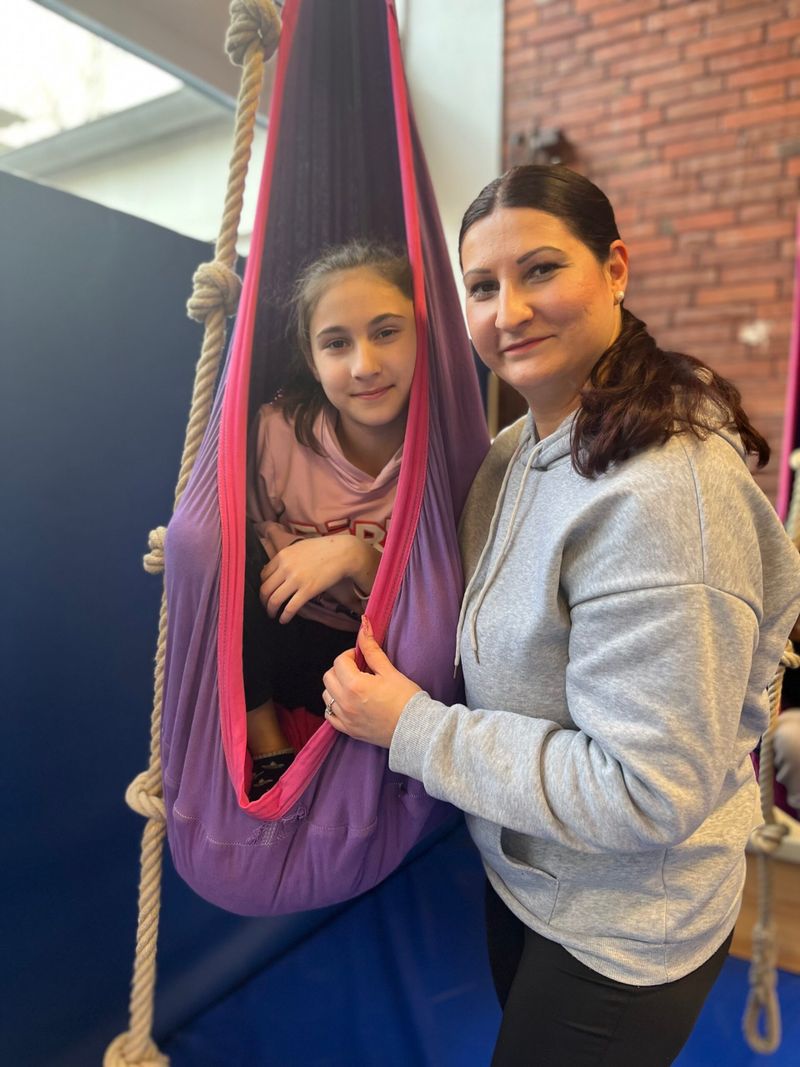 Anastasija (8) ist es sehr wichtig, mit ihrer Mutter Branka Ibric (36) am Turnen teilzunehmen.