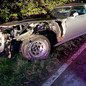 Betrunkener Mann fährt wertvolle Corvette zu Schrott