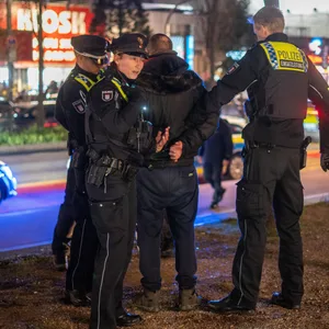 Auf St. Pauli: Punker sticht auf Autos ein