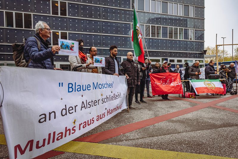 Die Demonstranten fordern die Schließung der Blauen Moschee.