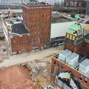 Das Holsten-Areal von oben aufgenommen, die Abrissarbeiten gehen voran.