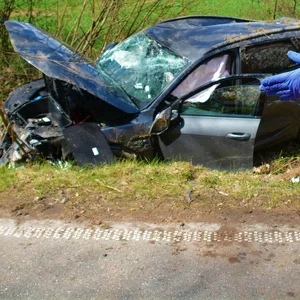 Schwerer Unfall auf Landstraße bei Hamburg – Audi überschlägt sich