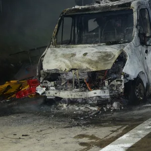 Mit brötchen beladener Kleinlaster geht auf autobahn i Flammen auf