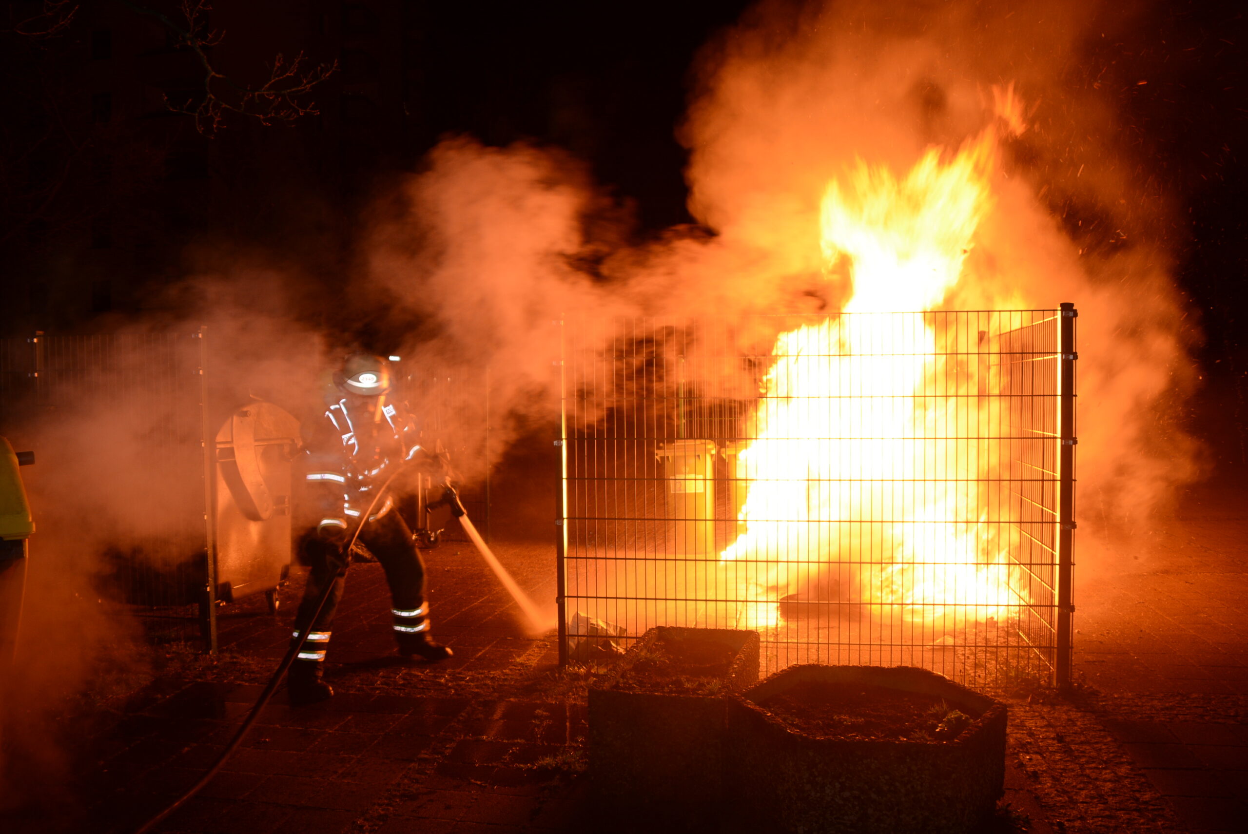 Die Feuerwehr kämpfte am frühen Montagmorgen in Mümmelmannsberg erneut gegen brennende Müllcontainer.