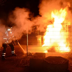 Die Feuerwehr kämpfte am frühen Montagmorgen in Mümmelmannsberg erneut gegen brennende Müllcontainer.