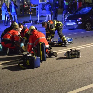 Die Frau prallte gegen die Windschutzscheibe und wurde auf den Asphalt geschleudert.