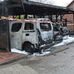 Mehrere Fahrzeuge brannten unter dem Carport komplett aus.