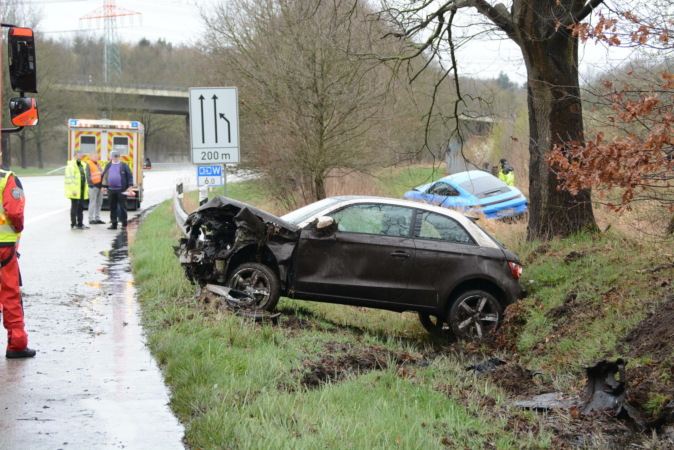 Ein Audi und ein Porsche landeten nach dem Unfall im Straßengraben.