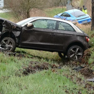 Ein Audi und ein Porsche landeten nach dem Unfall im Straßengraben.