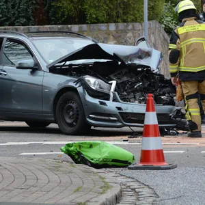Der am Unfall beteiligte Mercedes. Drei Menschen wurden verletzt.