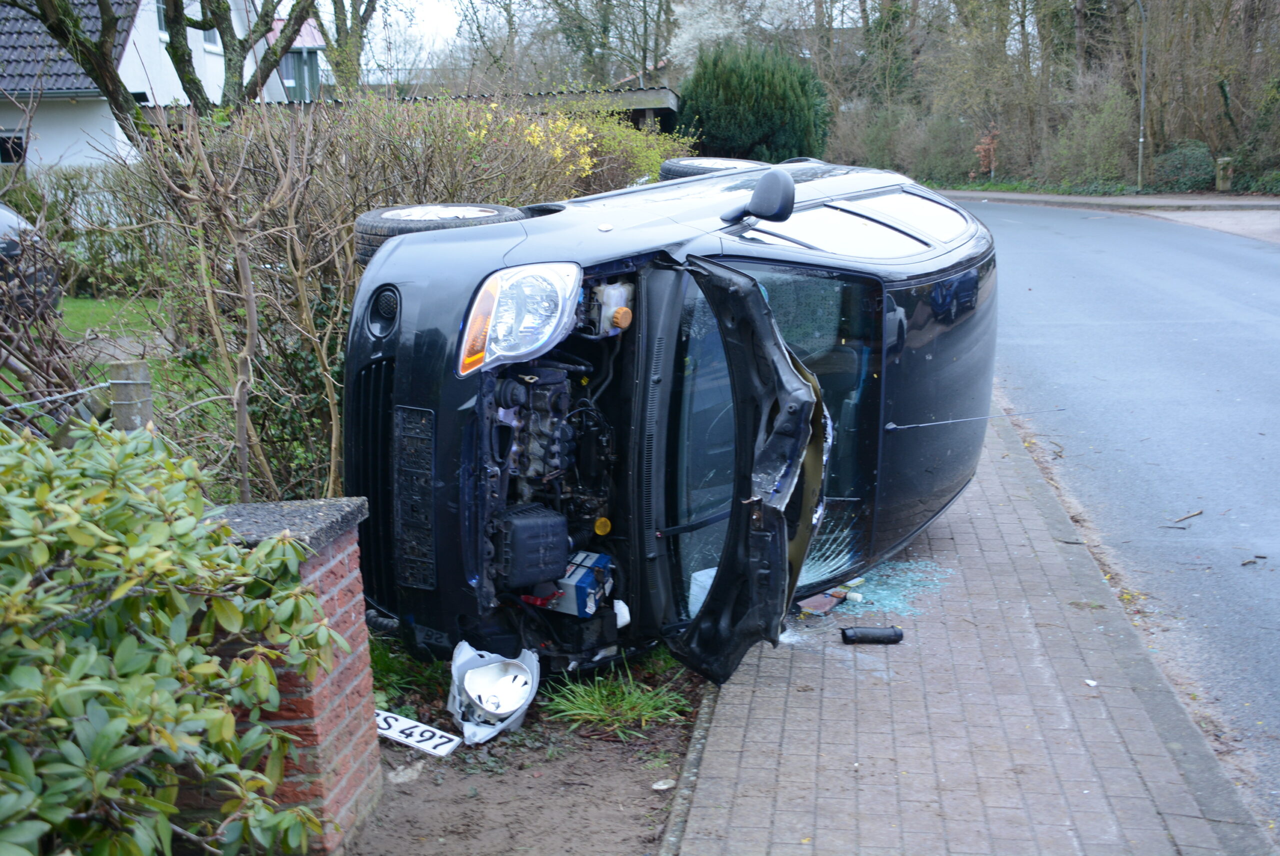 Der umgekippte Chevrolet. Er wurde wieder aufgerichtet. Der Fahrer kam ins Krankenhaus.