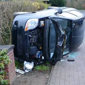 Der umgekippte Chevrolet. Er wurde wieder aufgerichtet. Der Fahrer kam ins Krankenhaus.
