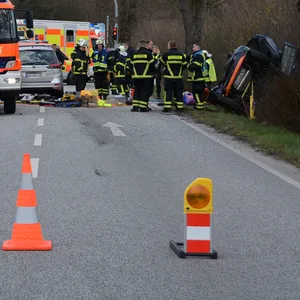 Bei dem Unfall wurden zwei Personen verletzt.