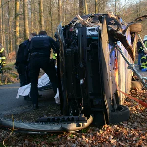 Auto kracht gegen Baum – Fahrer schwer verletzt