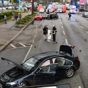 Gleich fünf Autos waren am Sonntagabend in einen schweren Unfall auf der Spaldingstraße verwickelt.