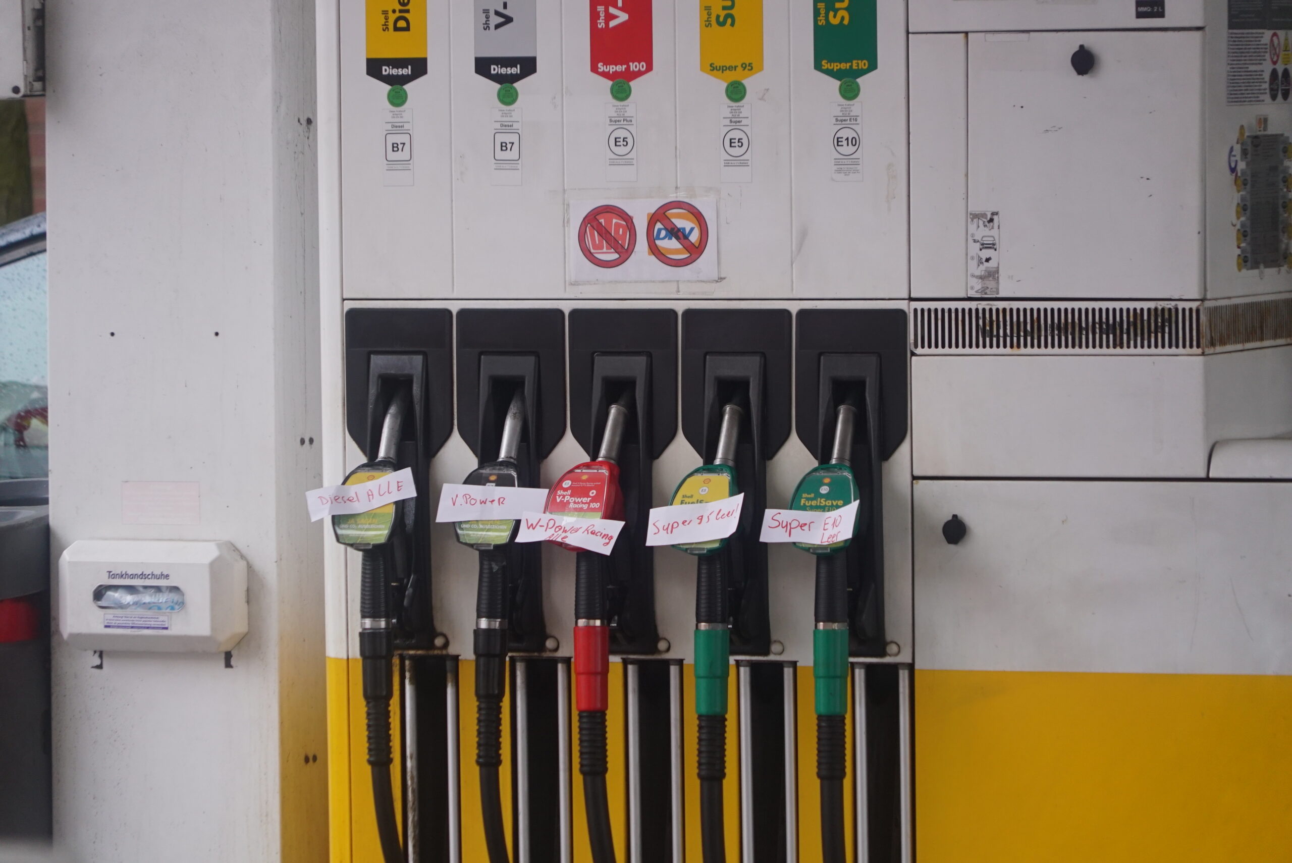 Aufnahme einer Tankstellen-Zapfsäule, bei der Schilder darauf hinweisen, dass das Benzin aus ist