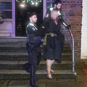 Nackter Mann legt Feuer in Keller eines Wohnhauses