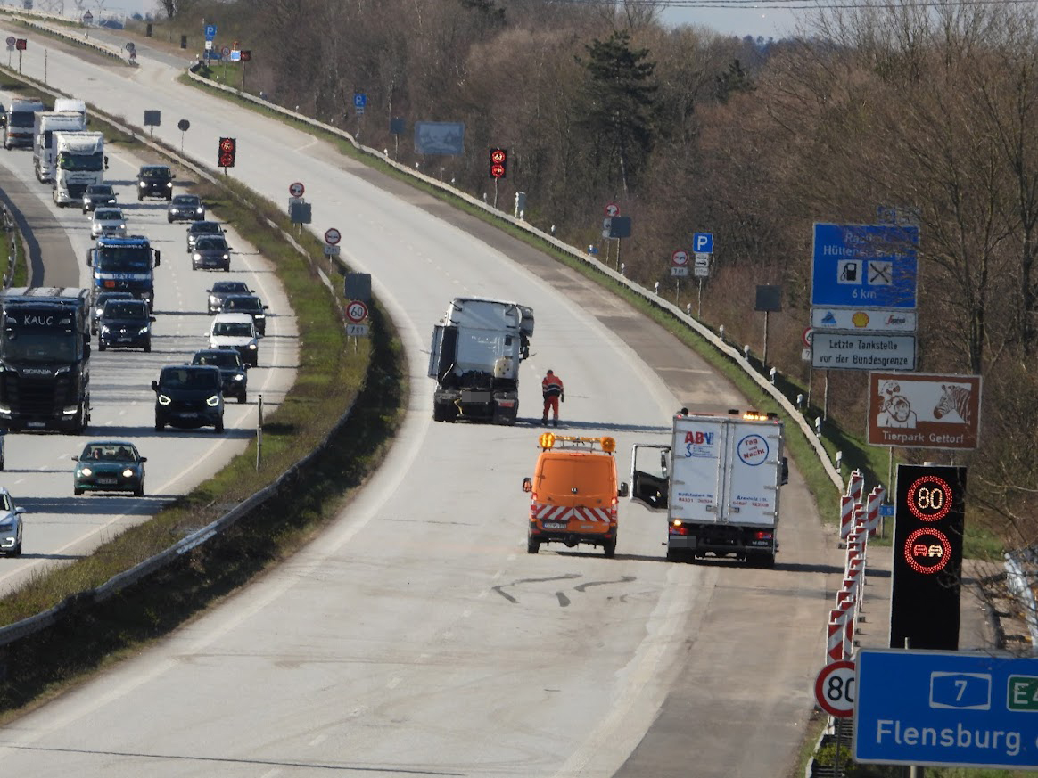 Nach dem Lastwagen-Unfall musste die A7 kurz vor der Rader Hochbrücke über den Nord-Ostsee-Kanal für Stunden voll gesperrt worden.