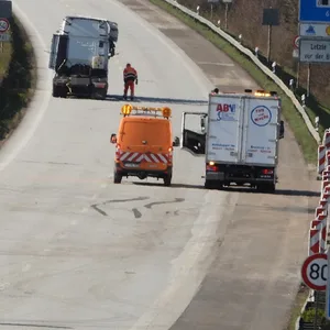 Nach dem Lastwagen-Unfall musste die A7 kurz vor der Rader Hochbrücke über den Nord-Ostsee-Kanal für Stunden voll gesperrt worden.