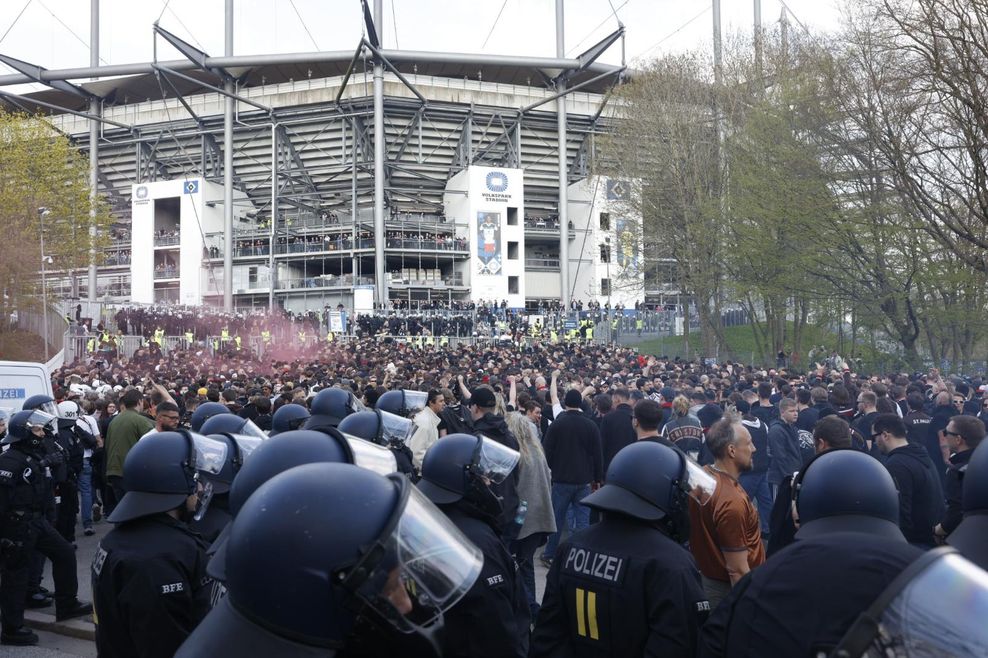 St. Pauli-Fans vor Stadion