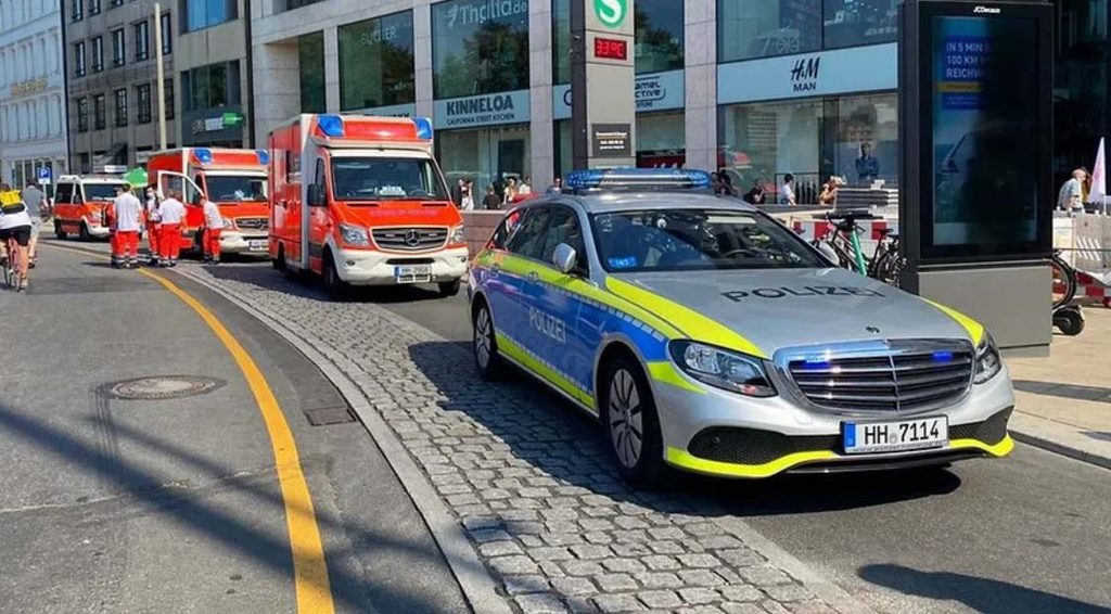 Einsatzfahrzeuge vor Europa-Passage