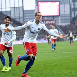 Ex-HSV-Stürmer Pierre-Michel Lasogga jubelt beim Derby gegen St. Pauli