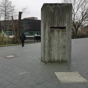 Seit zwei Jahren fehlt die Bronzetafel, die im Asphalt eingelassen war. Die Betonstele ist verdreckt und beschädigt. Das Mahnmal für die Zwangsarbeiter der Nazi-Zeit in Bergedorf macht einen erbärmlichen Eindruck.
