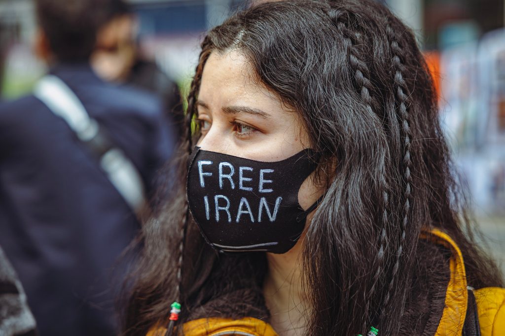 Eine Frau demonstriert vor dem Gericht für einen freien Iran.