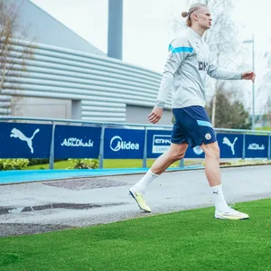 Erling Haaland betritt das Trainingsgelände von Manchester City