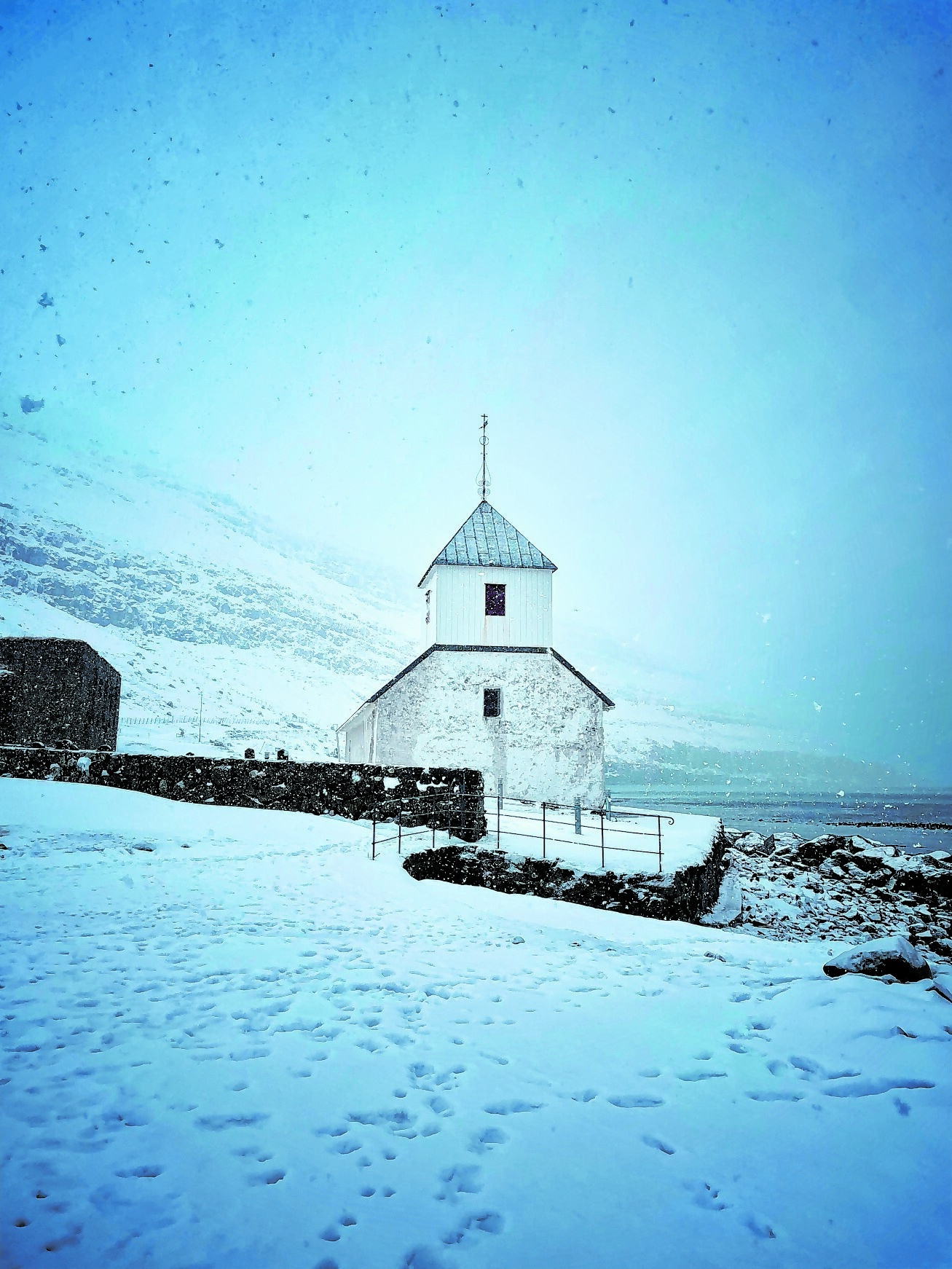 Die Kirchensiedlung Kirkjubøur im Schneetreiben – für Stefan Kruecken bleibt dieser „Moment der Magie“ unvergesslich.
