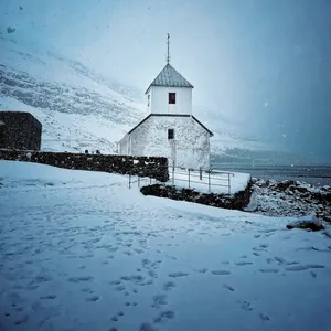 Die Kirchensiedlung Kirkjubøur im Schneetreiben – für Stefan Kruecken bleibt dieser „Moment der Magie“ unvergesslich.