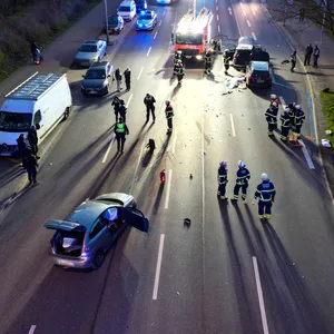 Drohnenaufnahme des Unfallorts: Man sieht die beteiligten Autos und Fahrzeuge von Feuerwehr und Rettungsdienst.