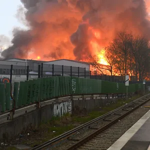 Meterhohe Flammen schlugen aus den Hallen, eine dunkle Rauchwolke bildete sich.