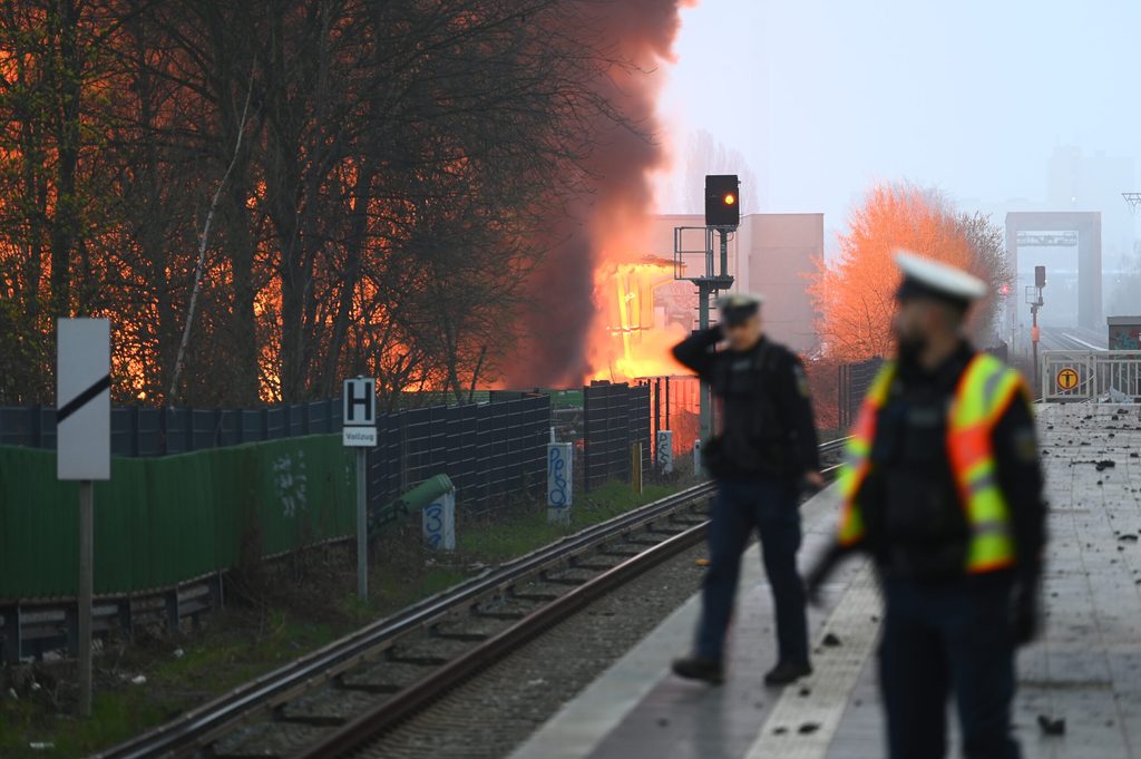 Polizeibeamte auf dem Bahnsteig des Bahnhofs Rothenburgsort.