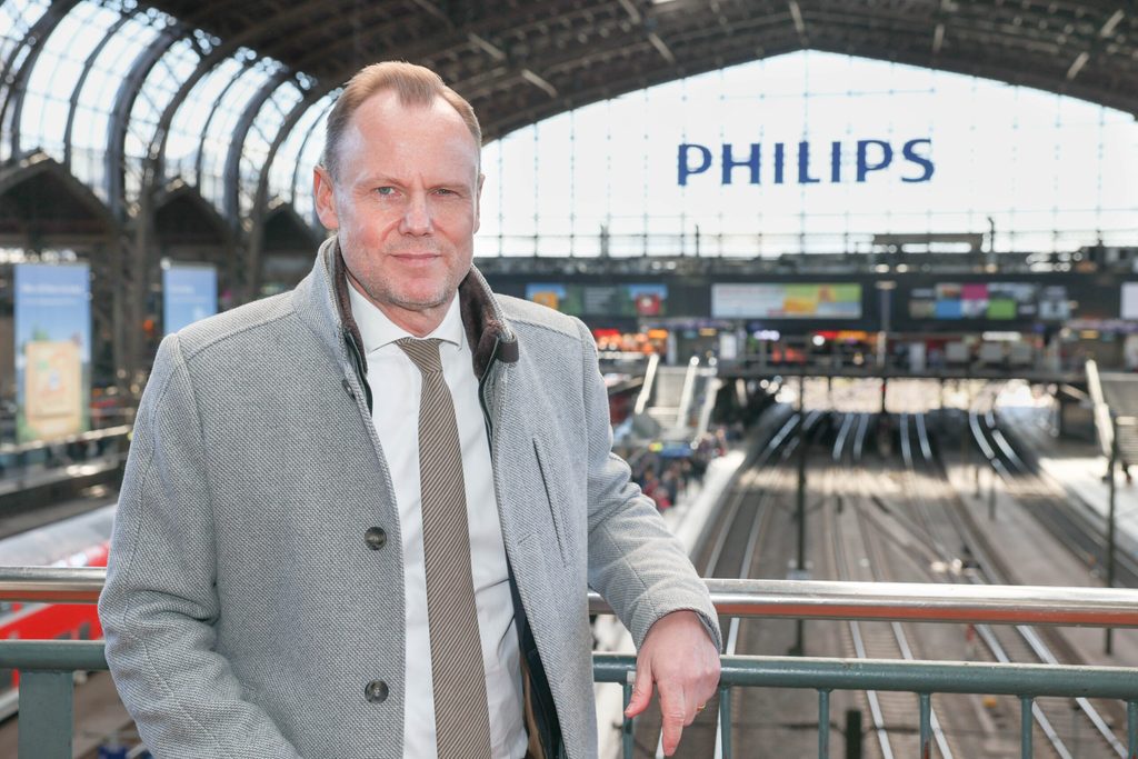 Innensenator Andy Grote stellt am Hauptbahnhof das neue Sicherheitskonzept vor.