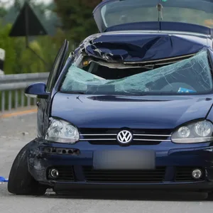 Gullydeckel-Wurf auf A7: Die Insassen dieses Wagens wurden bei der Attacke schwer verletzt.
