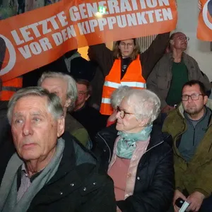 Aktivisten der „Letzten Generation“ störten am Montagabend eine Veranstaltung des Ersten Bürgermeisters Peter Tschentscher (SPD).