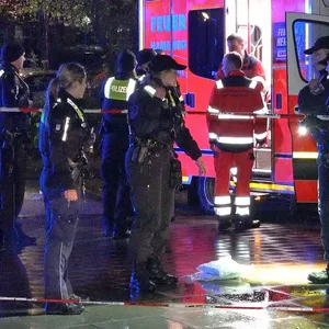 Zwei Männer wurden schwer verletzt, als ein Streit am Einlass zu einem Konzert im Club Hit-House in Bergedorf am Freitagabend eskalierte